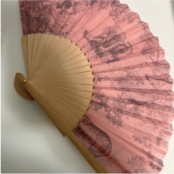 Dior gift holding Fan - Picture 3 of 8